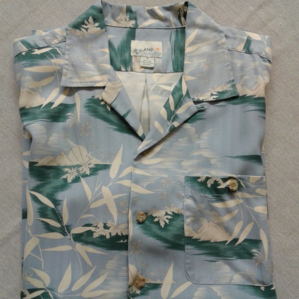 ISLAND WAVES Men's Bottom Down Shirt  100% SILK  Size Small